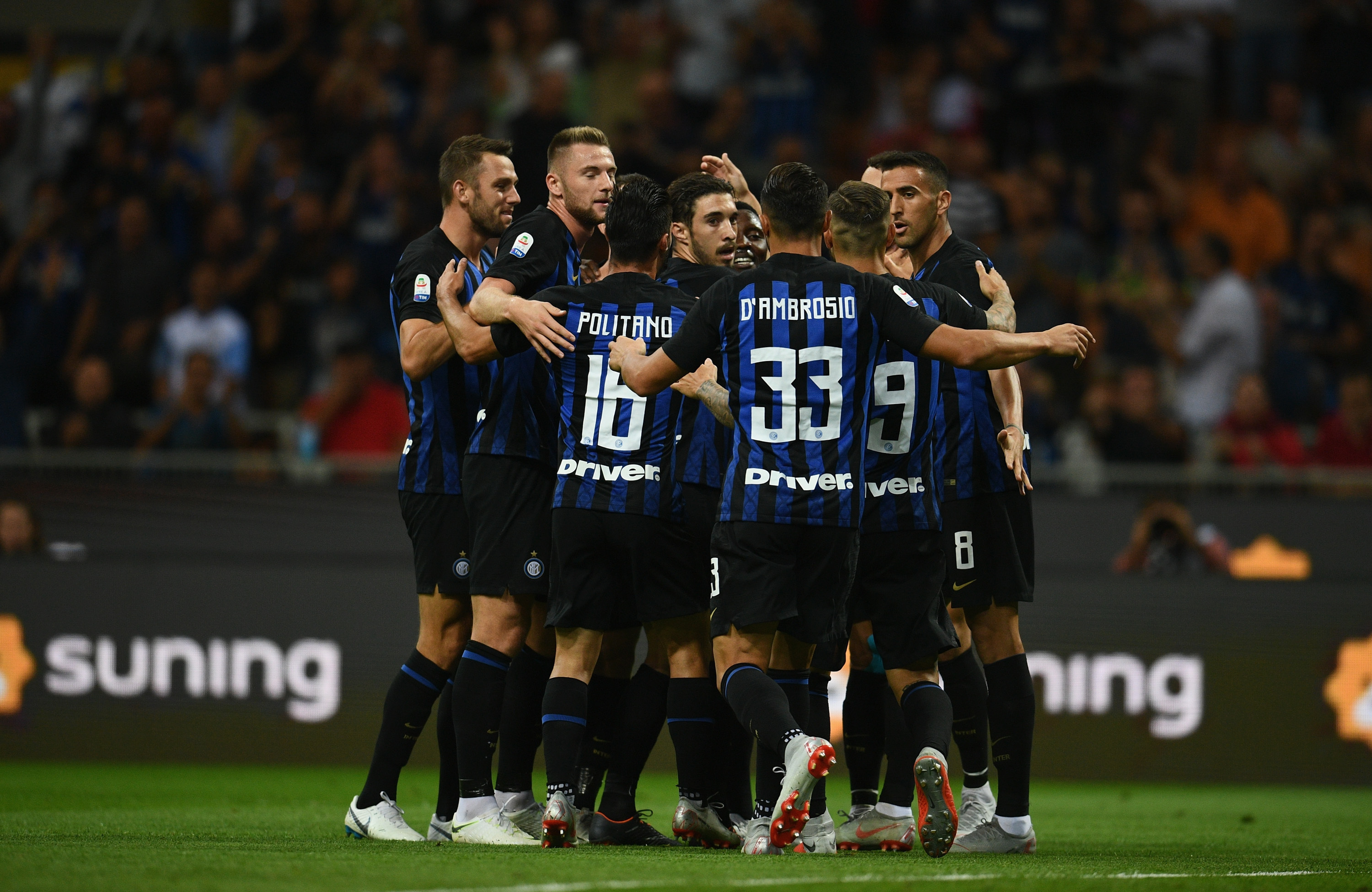 西甲：巴萨客胜扩大领先，皇马主场爆冷输球，VAR再度抢戏（西甲综述：巴萨客场取胜扩大优势，皇马主场冷负，VAR成为焦点）