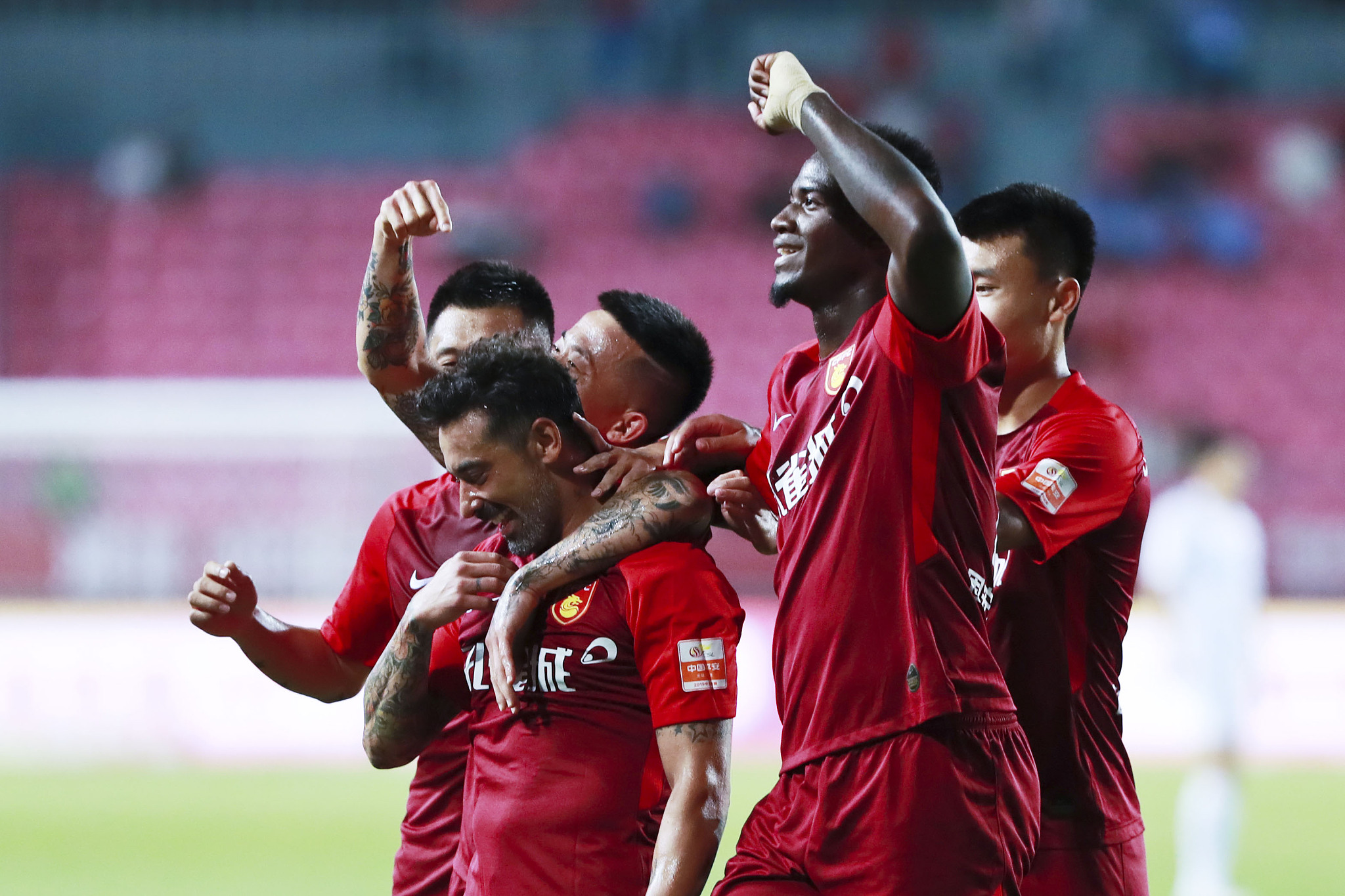 多特故意冲撞文班引热议！美球迷刷屏谴责，第二战还曾劈叉绊倒文班（多特被指故意冲撞文班引热议，美球迷集体声讨，次战更上演劈叉绊倒文班）